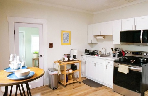 Merion Village Casa | Cute Columbus Bungalow + Modern Amenities. 7 min from downtown!