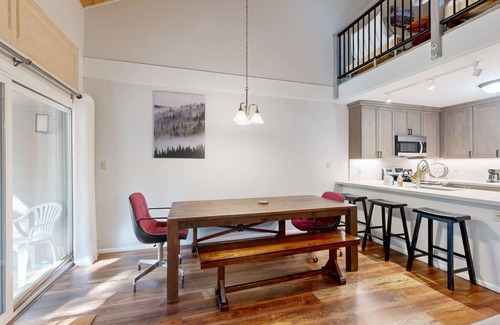 Carnelian Woods Condominio | Lindo condominio con piscina compartida, jacuzzi y tenis!
