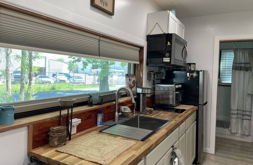 Hot Springs Cabaña | Cute Container Cottage with all amenities of home