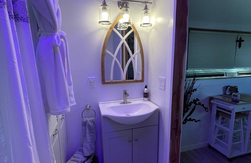 Hot Springs Cabaña | Cute Container Cottage with all amenities of home