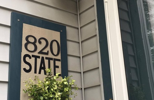 Saint Joseph Casa | Cute Corner Cottage in Downtown St. Joseph