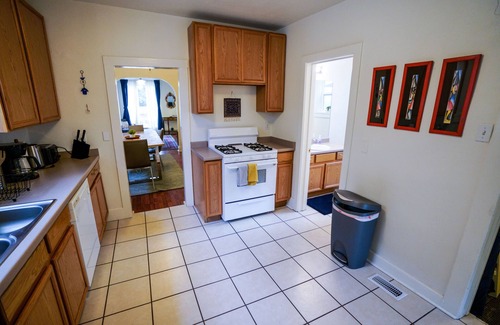 East Central Casa | Cute cottage centrally located with full amenities!