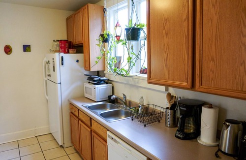 East Central Casa | Cute cottage centrally located with full amenities!