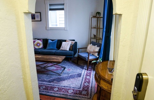 East Central Casa | Cute cottage centrally located with full amenities!
