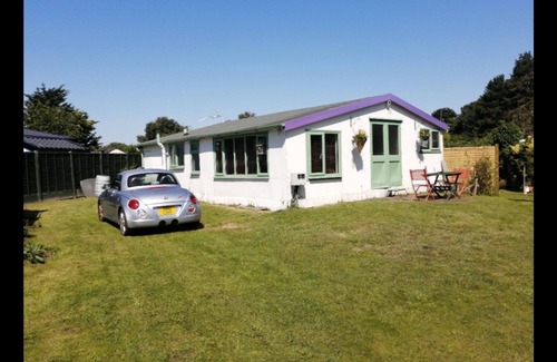 Grimsby Chalet De Esquí | Cute cottage next to the beach