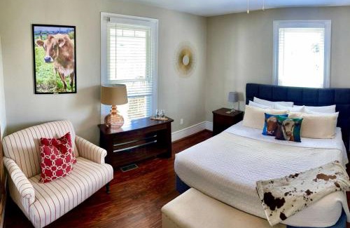 Luray Casa | Cute Cottage on Working Farm for Farmstay Glamping Getaways to Virginia - Perfect for Animal Lovers