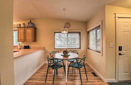 Poulsbo Cabaña | ¡NUEVO! Cute Cottage w / Deck, Walk to Brewery & Cafe!