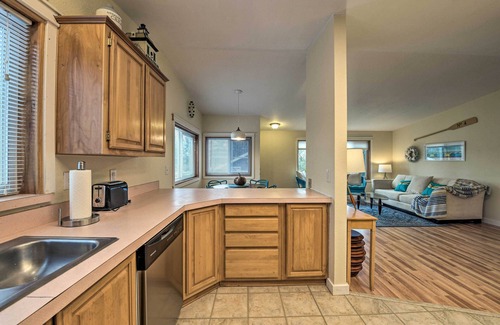 Poulsbo Cabaña | ¡NUEVO! Cute Cottage w / Deck, Walk to Brewery & Cafe!