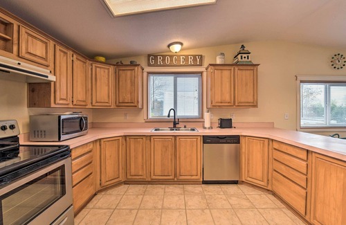 Poulsbo Cabaña | ¡NUEVO! Cute Cottage w / Deck, Walk to Brewery & Cafe!