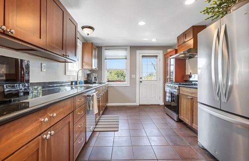 Mid-Beacon Hill Casa | Cute Cottage with Hot Tub