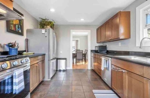 Mid-Beacon Hill Casa | Cute Cottage with Hot Tub