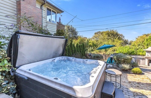 Mid-Beacon Hill Casa | Cute Cottage with Hot Tub