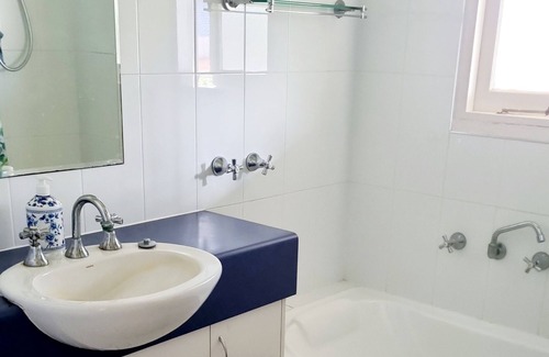 Webberton Chalet De Esquí | Cute cottage within walking distance to the best beaches. Pet-friendly.