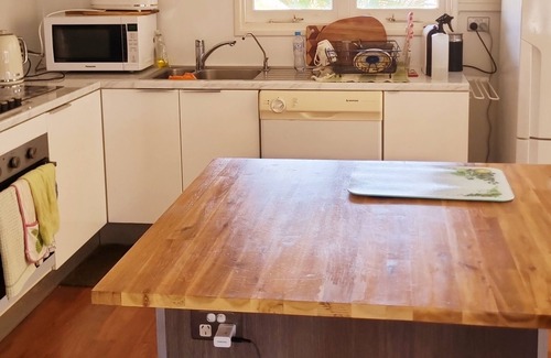 Webberton Chalet De Esquí | Cute cottage within walking distance to the best beaches. Pet-friendly.