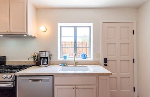 Blenman-Elm Casa | Cute & Cozy 2BR/1BA Adobe w Firepit Near UA & UMC - Low Summer Rates! 🏡🌵🌞