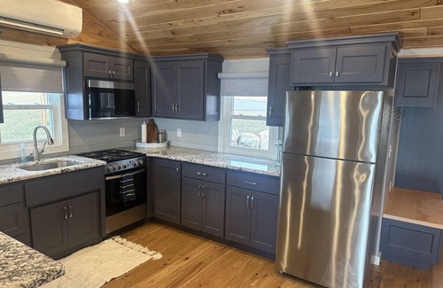 Faribault Cabina | Cute & Cozy Cabin at Le Mieux Resort on Cedar Lake with an Incredible View
