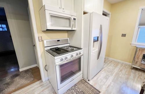 Royal Oak Casa | Cute & cozy family-friendly Royal Oak ranch close to downtown and highways!