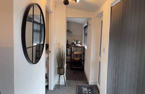 Wolverhampton Apartamento | Cute+cozy Guesthouse for 2 +secure Offroad Parking