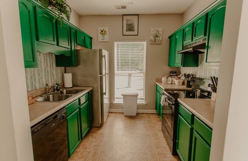 Uptown Casa | Cute & Cozy Home 1 mile to St. Jude / 2miles from Beale st. /Pet Friendly!