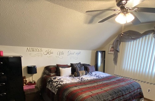 Ecorse Casa | Cute cozy home close to metro airport, freeways and downtown Detroit