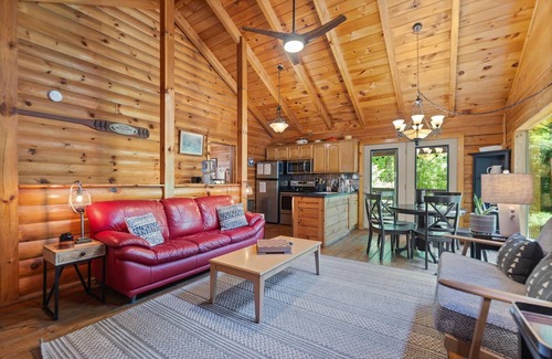 Rogers Cabina | Cabaña de madera bien decorada, con temática en rojo y negro "Muebles de gallo".