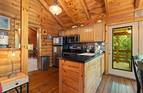 Rogers Cabina | Cabaña de madera bien decorada, con temática en rojo y negro "Muebles de gallo".