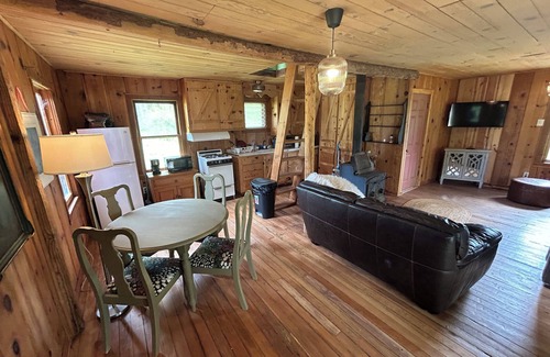 Dunlap Cabina | Cute, Cozy, Private, Little Red Cabin right outside Kings Canyon National Park