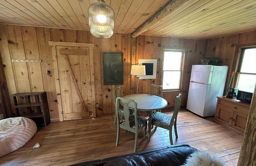 Dunlap Cabina | Cute, Cozy, Private, Little Red Cabin right outside Kings Canyon National Park