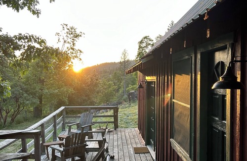Dunlap Cabina | Cute, Cozy, Private, Little Red Cabin right outside Kings Canyon National Park
