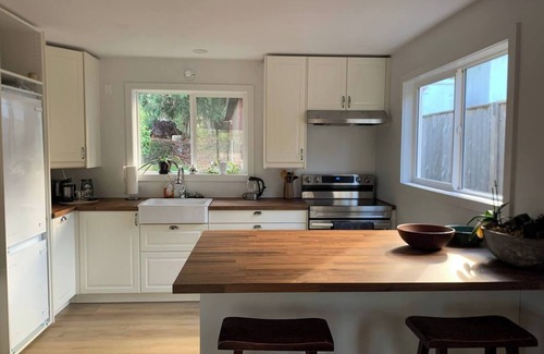 Ganges Casa | Cute & cozy Salt Spring Island cottage. 5 min walk to town & park trails.