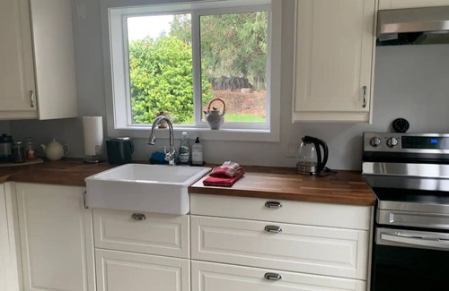 Ganges Casa | Cute & cozy Salt Spring Island cottage. 5 min walk to town & park trails.