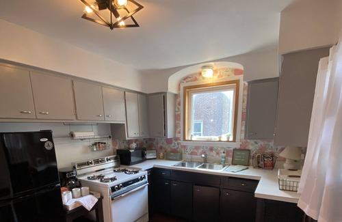 Irving Park Apartamento | Cute crash pad w/free parking!
