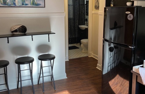 Irving Park Apartamento | Cute crash pad w/free parking!