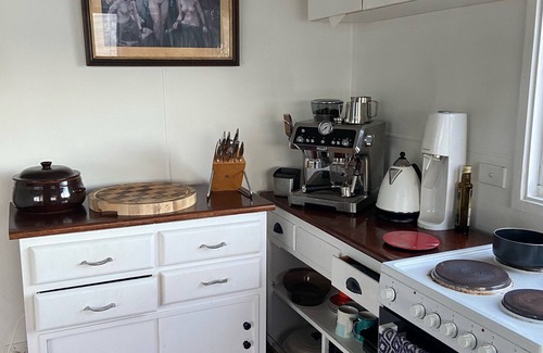Little Wobby Casa | Cute Hawkesbury River shack w/ jetty, kayaks, bush & artist studio. Dogs ok.