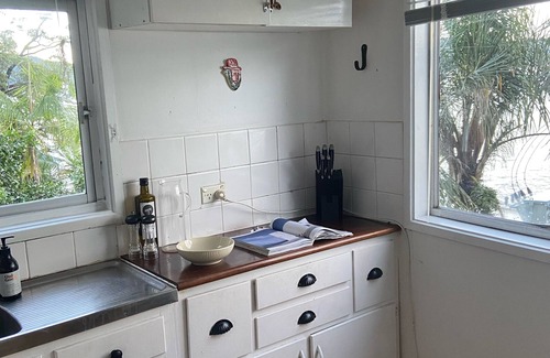 Little Wobby Casa | Cute Hawkesbury River shack w/ jetty, kayaks, bush & artist studio. Dogs ok.