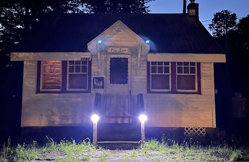 Greentown Cabina | Cute historic cabin in the Poconos that is Dog Friendly only!