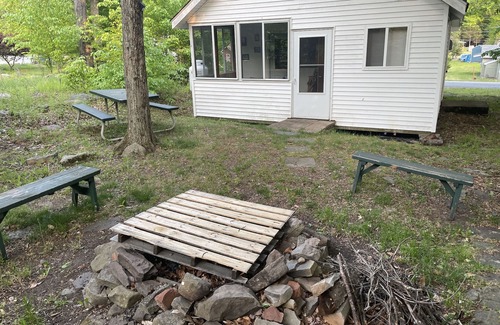 Greentown Cabina | Cute historic cabin in the Poconos that is Dog Friendly only!