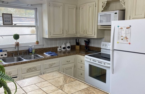Aurora Casa | Cute home 3 mins from Nutrien, walking distance to boat landing/fishing areas!
