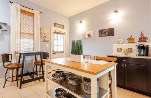 Germantown Casa | CUTE Home in GTown-4 Miles to UL,Churchill Downs & KY EXPO CTR! Private Parking!