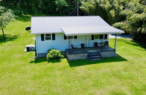 Cosby Casa | Cute house convenient to Gatlinburg, Pigeon Forge, and hiking in the smokies.