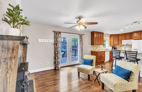 Mauldin Casa | Cute house in quiet neighborhood - near everything - bring your pets!