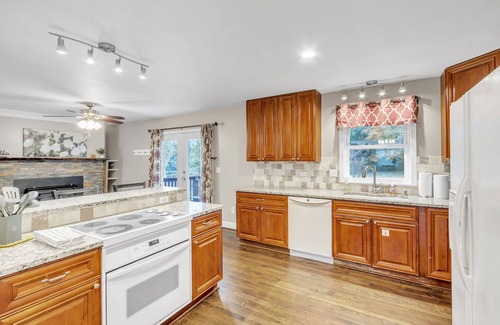 Mauldin Casa | Cute house in quiet neighborhood - near everything - bring your pets!