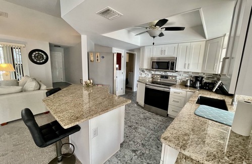 Oakland Hills Casa | cute house with pool with canal view