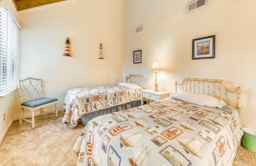Night Heron Condominio | Lindo condominio en la isla con una piscina compartida y vista a la laguna, ¡camina hasta la playa!