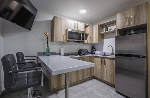 Kamay Apartamento | Cute King Bed Studio - Minutes from Beach w/ Pool
