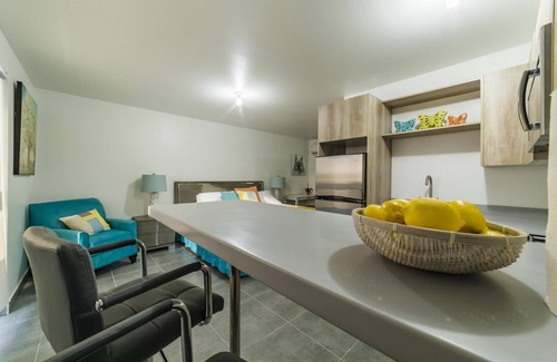 Kamay Apartamento | Cute King Bed Studio - Minutes from Beach w/ Pool