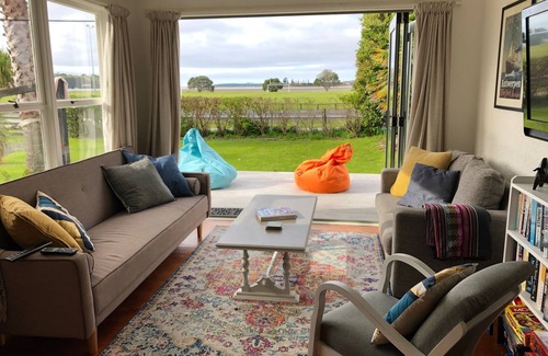 Whangateau Casa | Cute kiwi bach and separate modern cottage with sea views