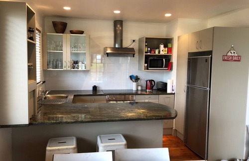 Whangateau Casa | Cute kiwi bach and separate modern cottage with sea views