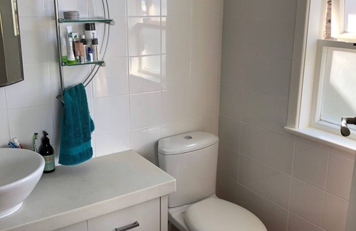 Whangateau Casa | Cute kiwi bach and separate modern cottage with sea views