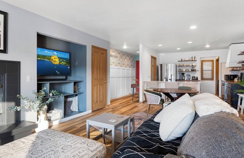 Camdenton Condominio | Cute Little Boho Condo-Pet Friendly- Next Door to Pool- Boat Slip- Completely Remodeled- Less than 10 min from Amphitheater